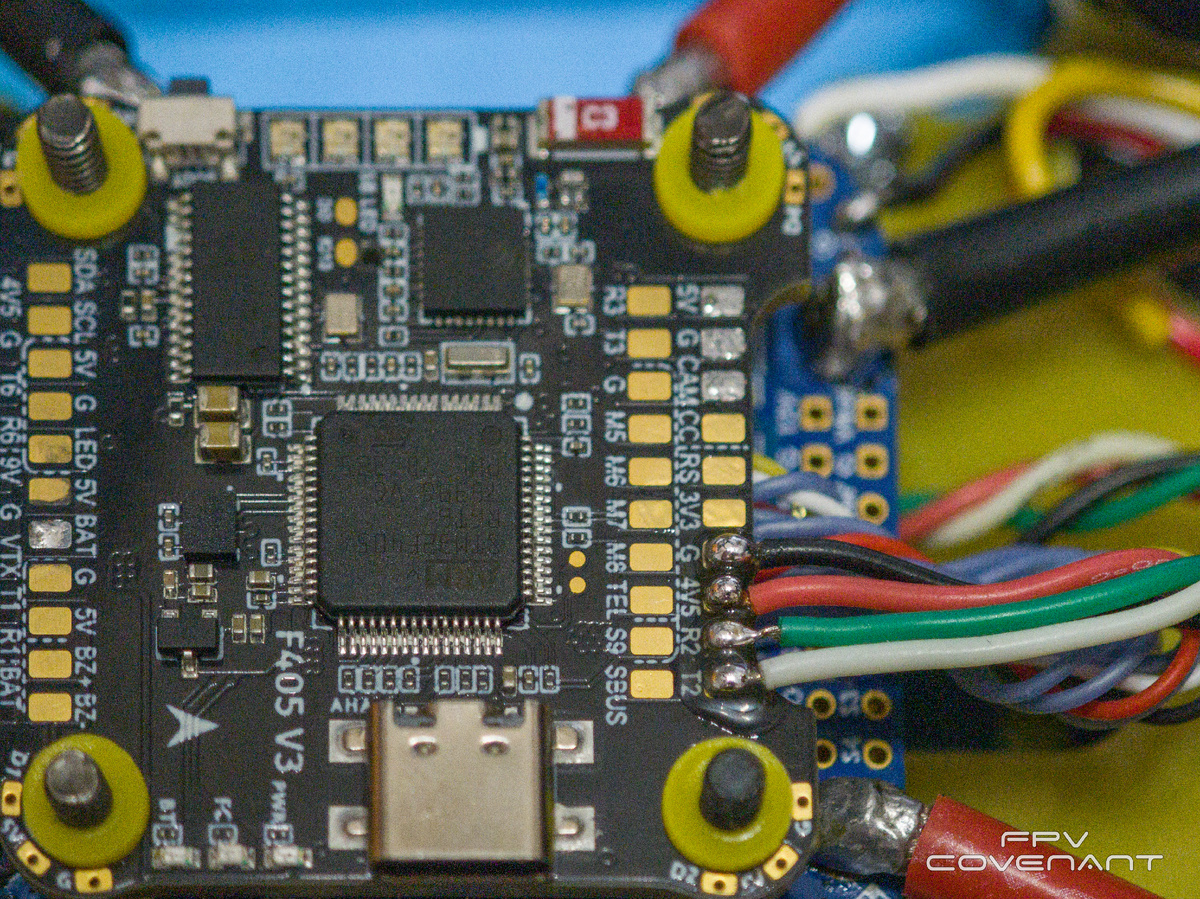 Припаиваем провода между приемником и полетным контроллером