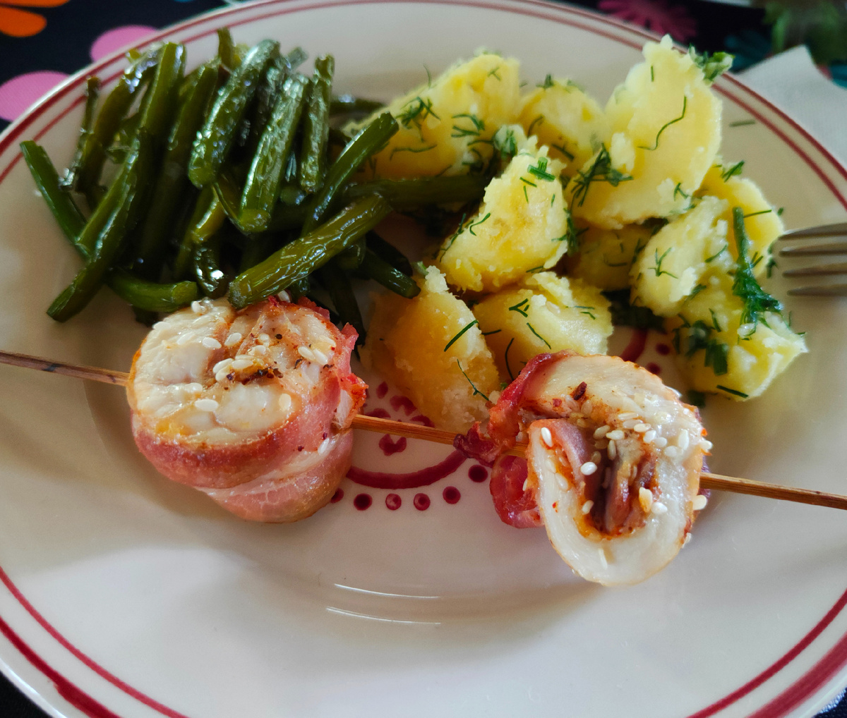 Филе 1 куриной грудки, ну пусть 150 руб. (я вырезаю из целой курицы, поэтому дёшево), бекон ещё 100 руб. (ушла не вся упаковка), картошка + масло 40 руб., стрелки и укроп с огорода, специи пусть 10 руб. Итого: 300 руб.