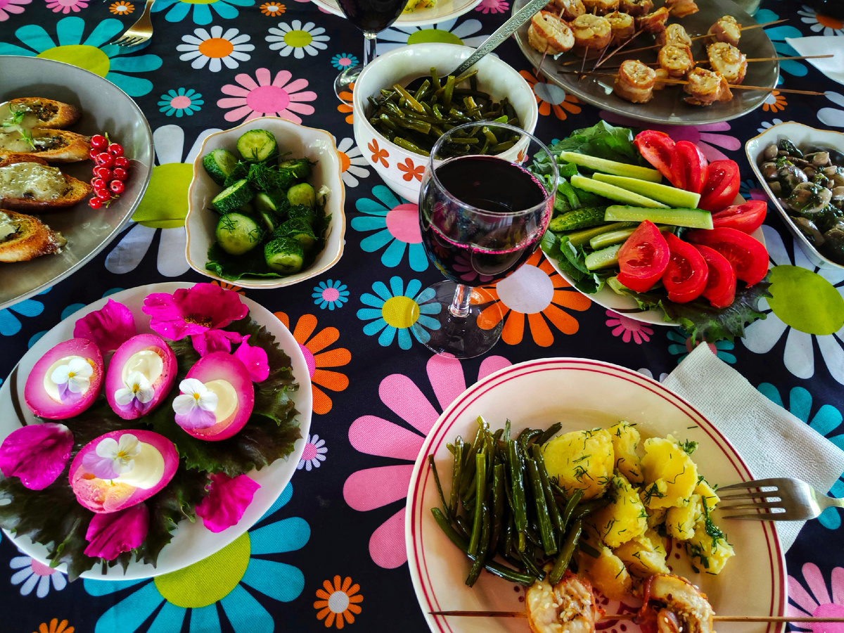 В прошлом году мне уже писали, что эта скатерть не годится. Но, увы, дача не наша, беседка, посуда и скатерть тоже. Хозяйке скатерть нравится, она летняя, яркая, и с тефлоновой пропиткой, не промокает. 