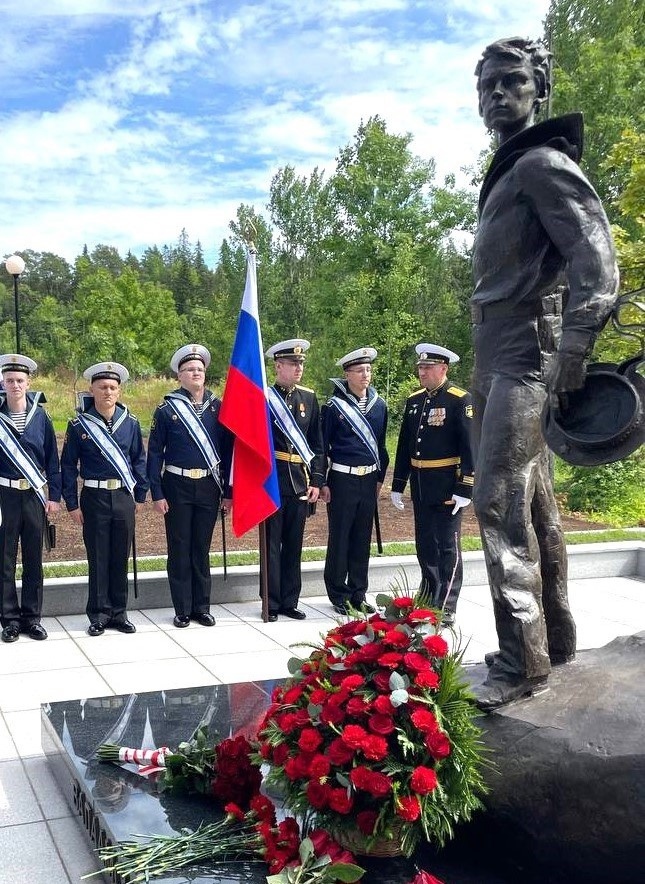    Патриарх Кирилл и глава Карелии открыли памятник на ВалаамеАртур Парфенчиков / VK