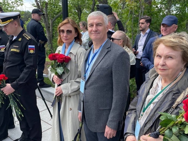    Патриарх Кирилл и глава Карелии открыли памятник на ВалаамеАртур Парфенчиков / VK