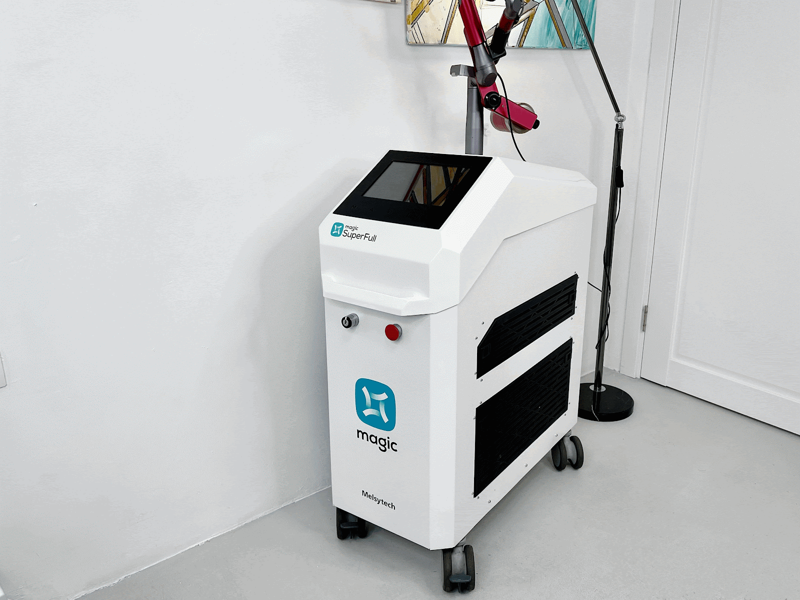 Наносекундный лазер с рабочими величинами 1064 и 532 нанометров «Мелситек» в центре удаления тату «Дисциплина»