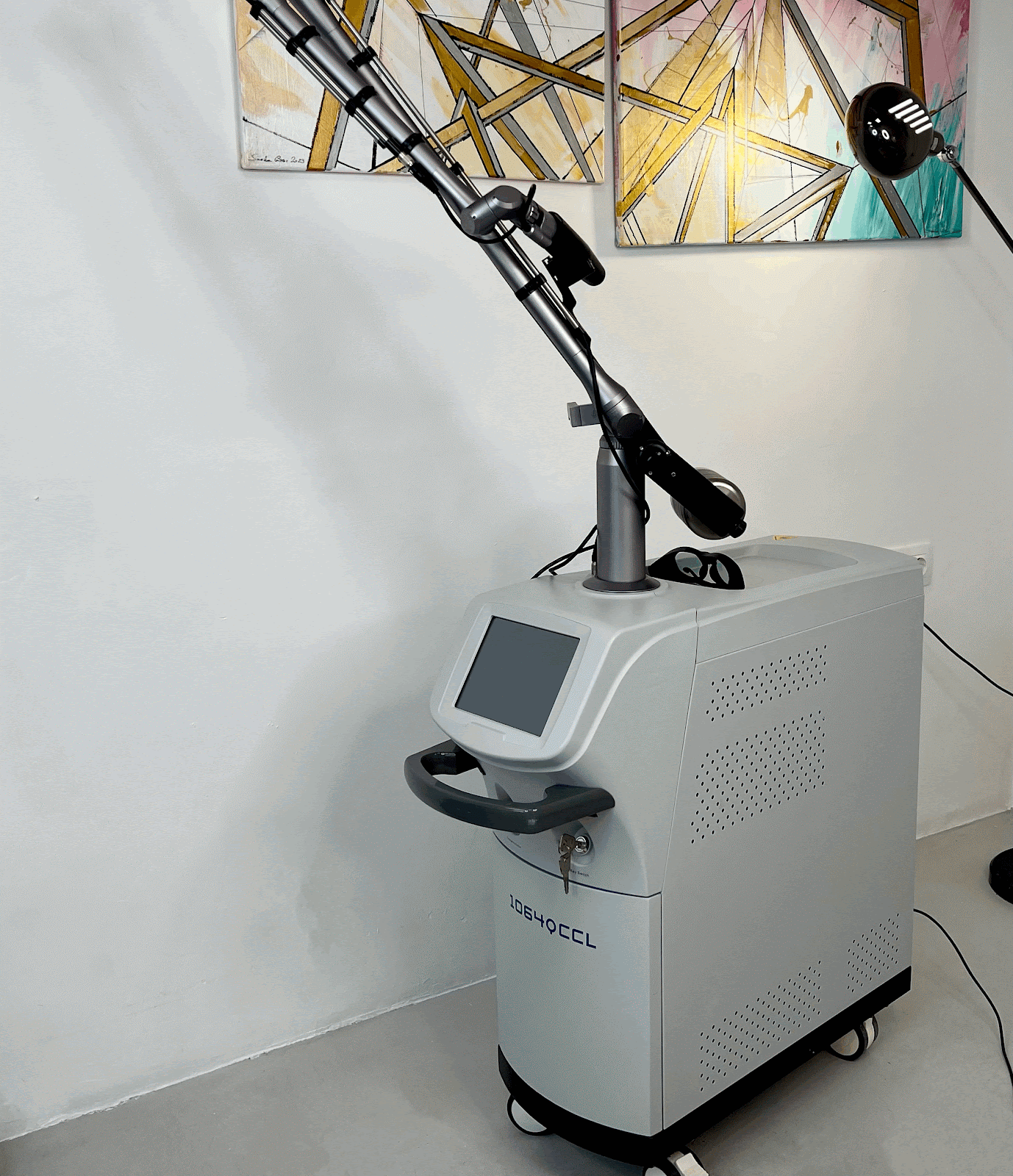 Наносекундный лазер HONKON 1064 QCCL Q-SWITCHED ND:YAG в центре удаления тату «Дисциплина»