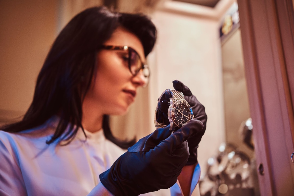 Источник изображения: freepik.com/free-photo/seller-shows-exclusive-men-s-wristwatch-from-new-collection-luxury-jewelry-store_29244431.htm