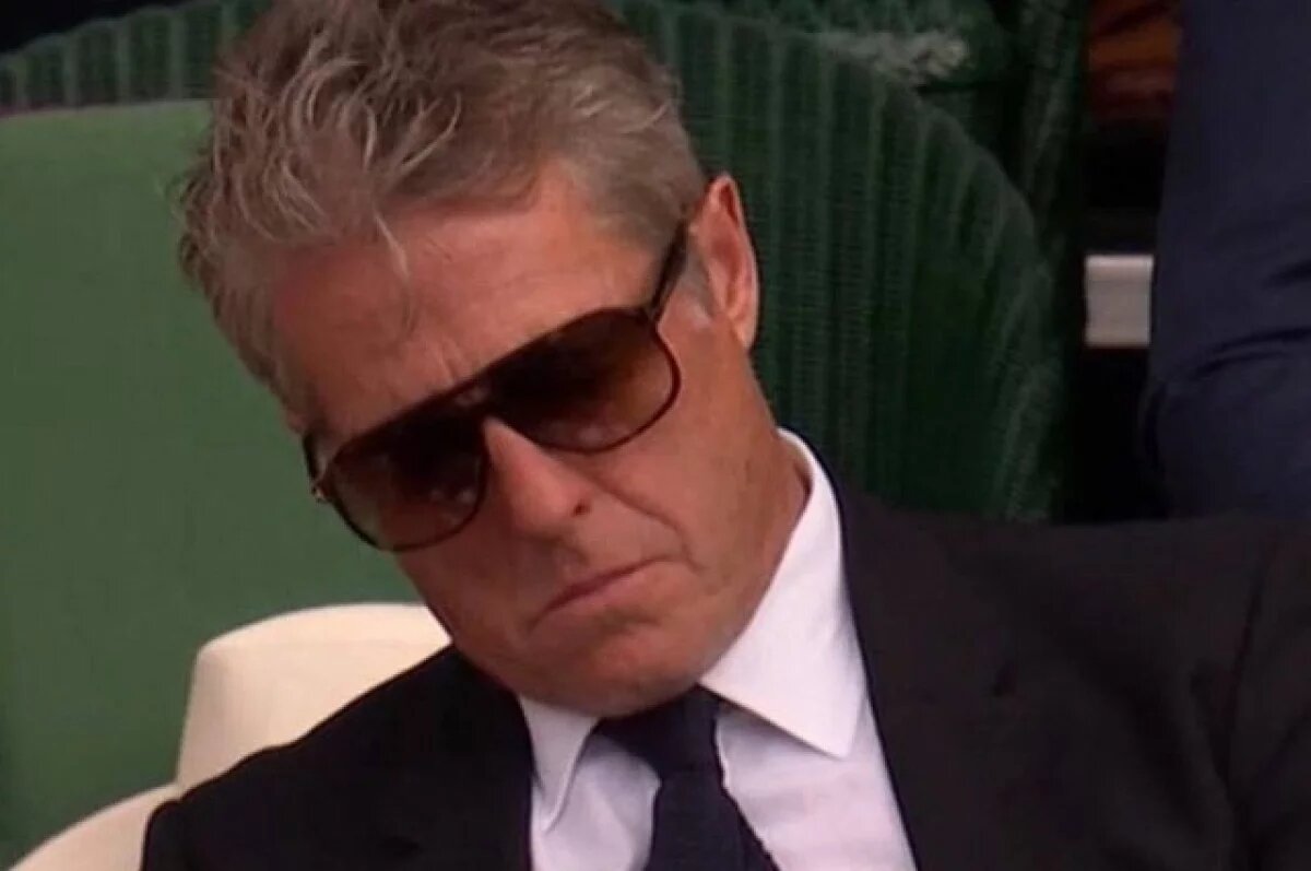    Актер Хью Грант уснул на трибуне на матче Уимблдона и стал мемом