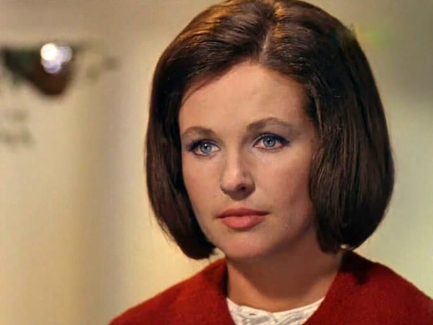 90 лет, не замужем, живет одна