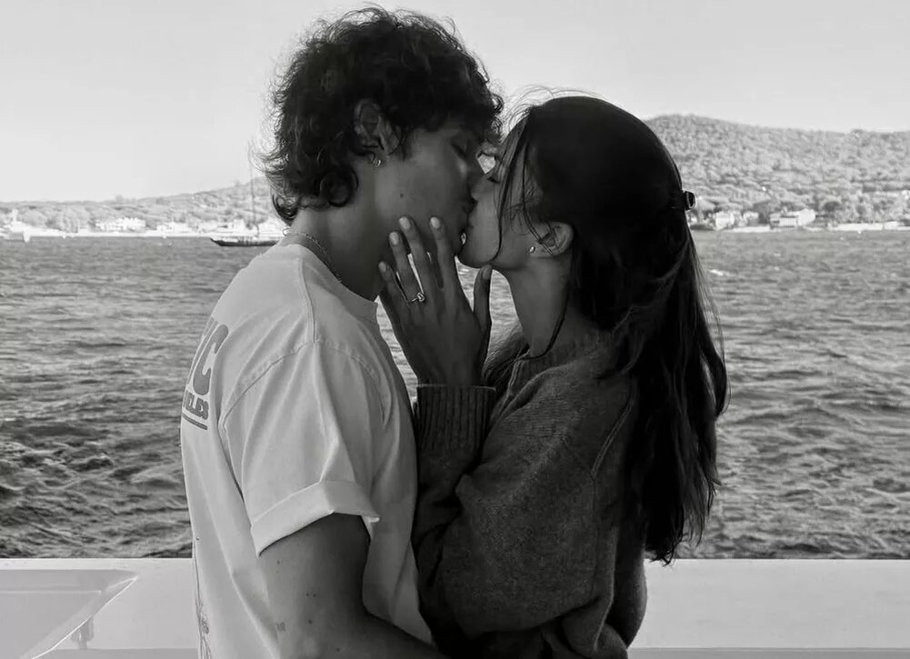    Брат Николы Пельтц помолвлен с дочерью Куинси Джонса