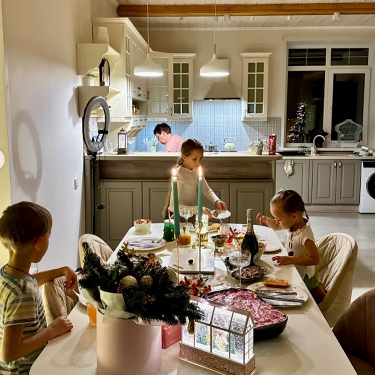 Две дочери и сын Марии Круглыхиной и ее мама в новом доме семьи. Фото: соцсети Марии Круглыхиной