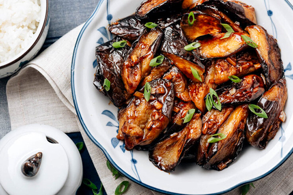 Как приготовить баклажаны с чесночным соусом, чтобы не вышло жирно и пресно