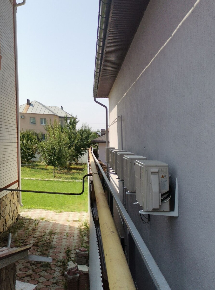 Шесть внешних блоков кондиционеров Fujitsu на фасаде