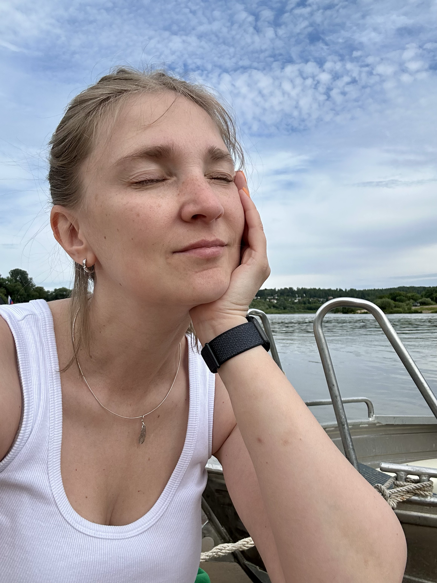 Это мы ходили в воскресенье с Тимом к Оке гулять. Он играл в песочке, а я наслаждалась солнышком.