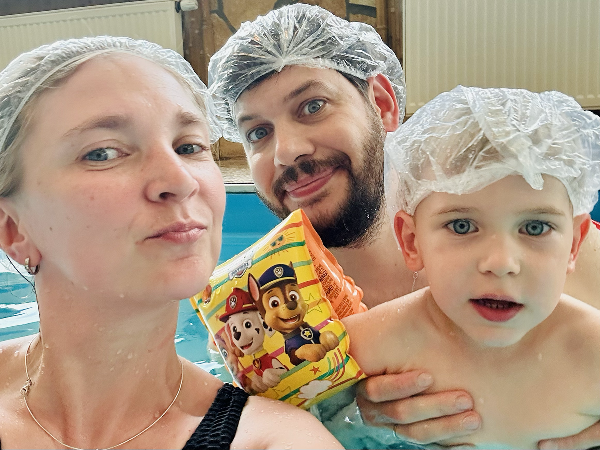 В бассейн строго в шапочках, которые мы взять, конечно же, забыли :)