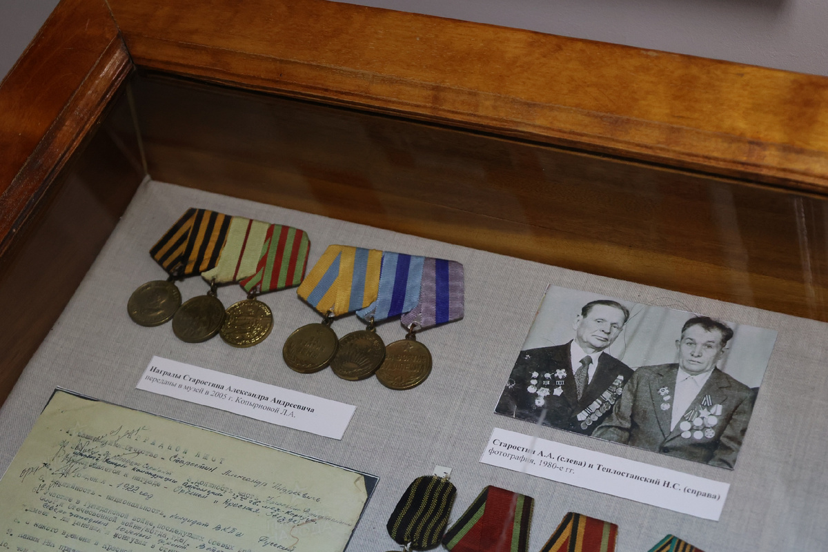 Награды Александра Старостина, представленные на выставке в Краеведческом музее села Овстуг. 