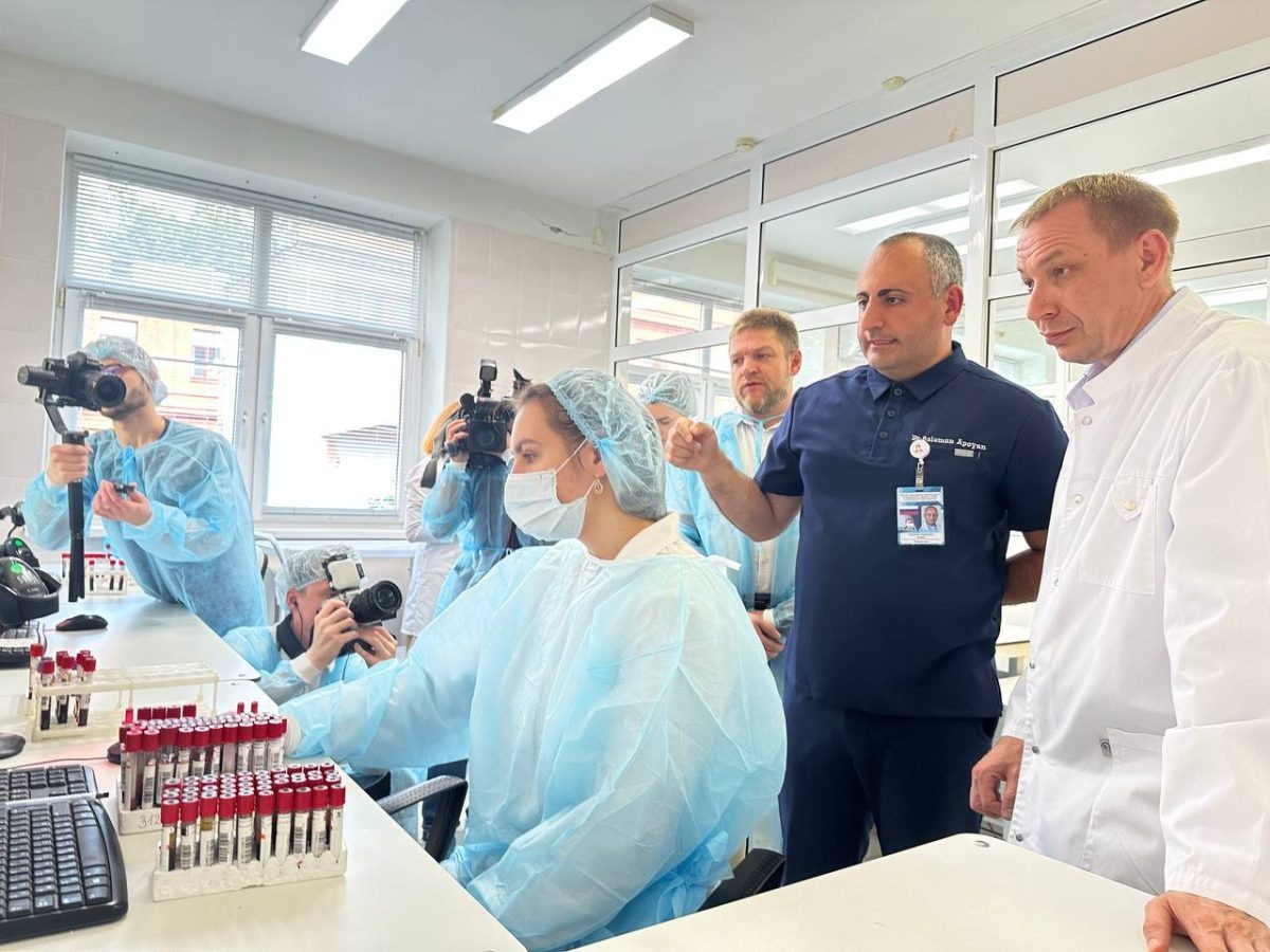    Более 50 тысяч исследований крови в сутки будут проводить в Нижегородском СПИД-центре с помощью робота-конвейера