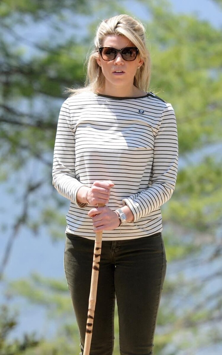 Наташа Арчер. Если закрыть голову, то можно перепутать с Кейт Миддлтон.