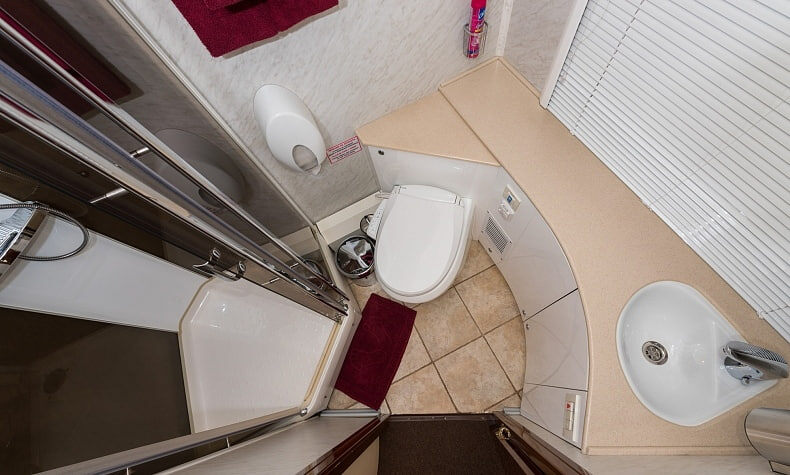 В каждом купе установлены свой туалет и даже душ, а также кондиционер, который регулируется независимо от всего вагона. Фото: Гранд Сервис Экспресс