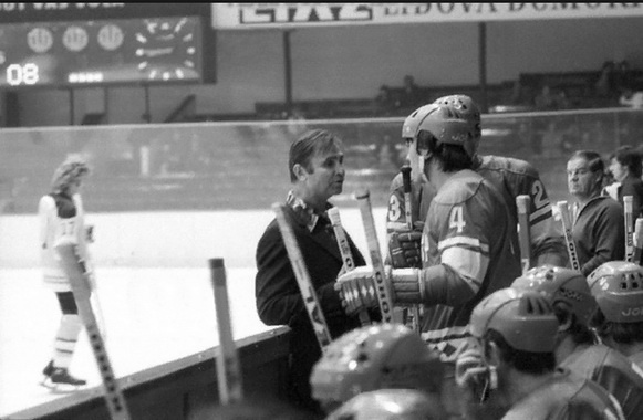 "Руде Право" 1977 год. Матч между командами СССР и Цинциннати Стингерс. Виктор Тихонов пока ещё у борта