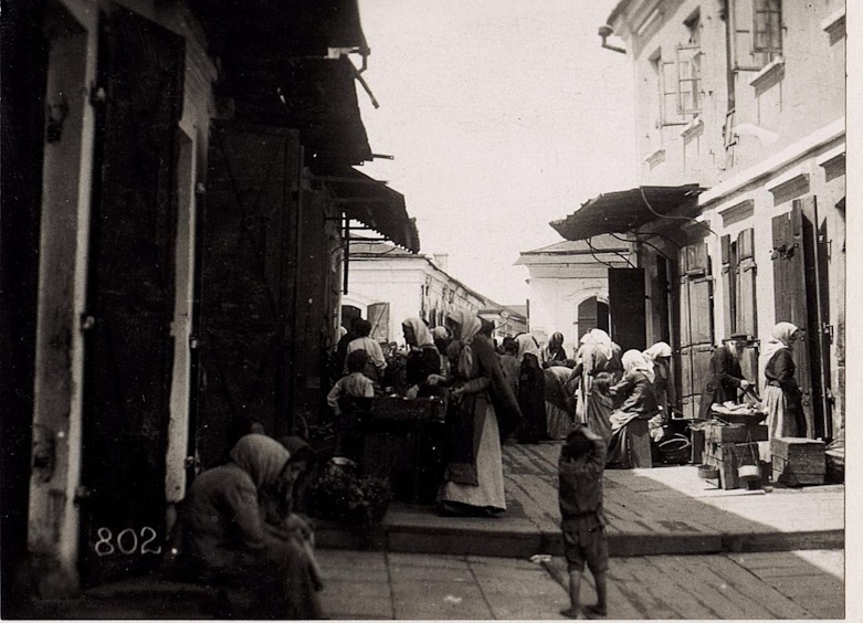 У Большой синагоги в Людмире. 1917