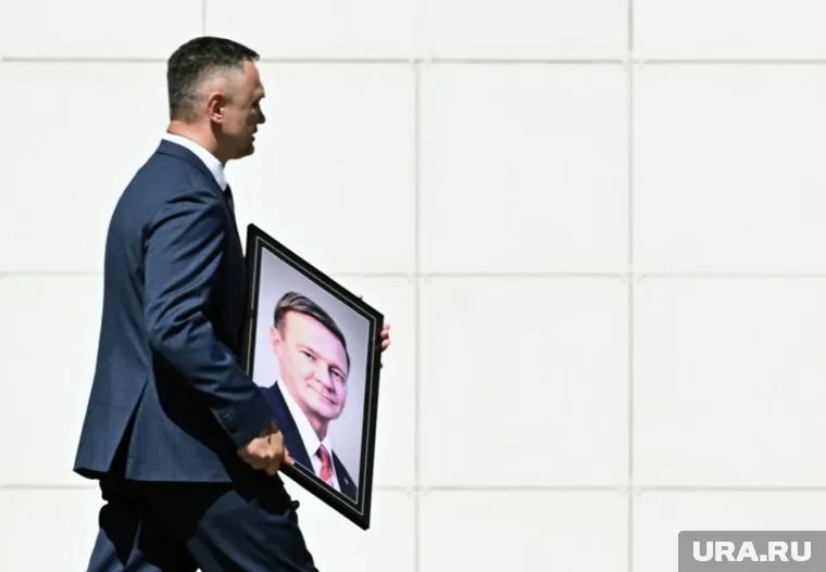 Портрет экс-министра транспорта Романа Старовойта на прощании в ЦКБ
Фото: Сергей Бобылев / РИА Новости