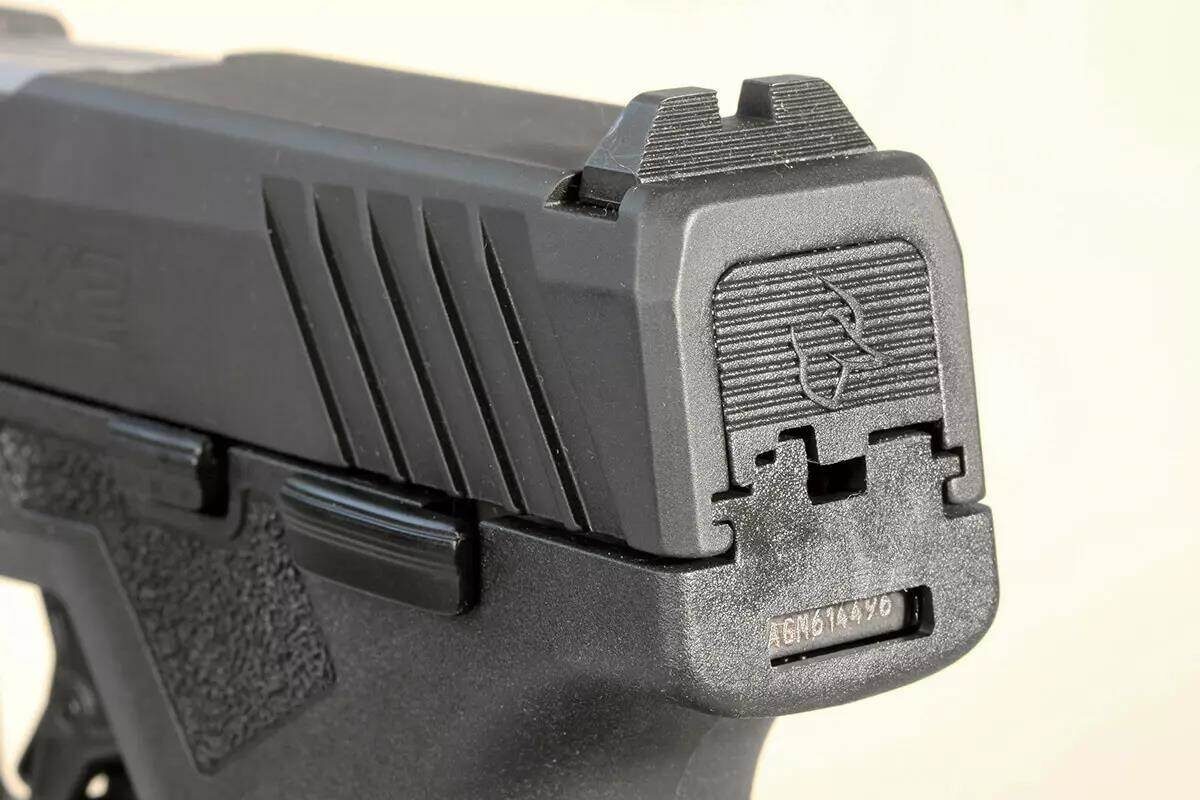 Мушка и целик изготовлены из стали и закреплены в пазах в соответствии с отраслевым стандартом. Гладкий черный целик не мешает при стрельбе и обеспечивает великолепный обзор.