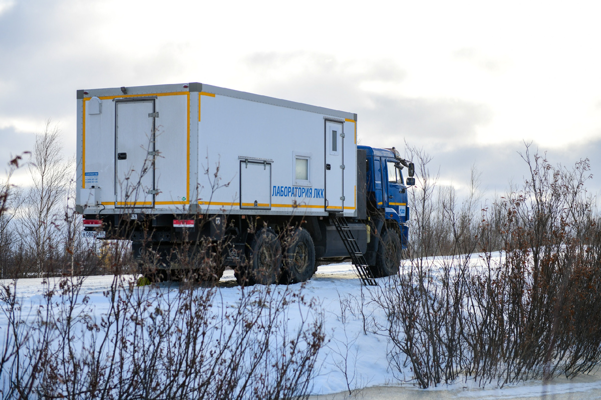 Полевая испытательная лаборатория во время масштабных работ по внутритрубной диагностике. Медвежье месторождение, осень 2024 года