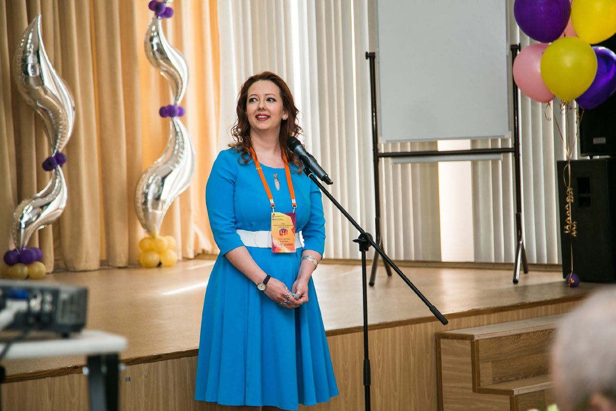 Всё внимание сейчас направлено на монитор, где демонстрируется видеовизитка.