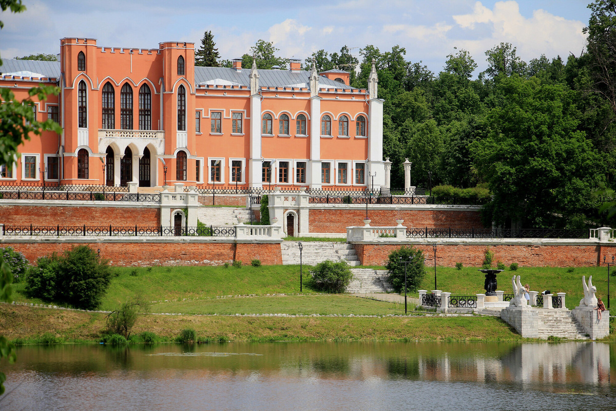 Яркие стены усадьбы «Марфино» хорошо смотрятся в любое время года. Фото: Oksanetta / Wikimedia