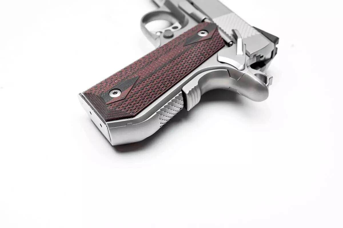 Kobra Carry оснащена фирменной рамкой Ed Brown Bobtail и корпусом с главной пружиной. Это позволяет сделать пистолет компактным для скрытого ношения.