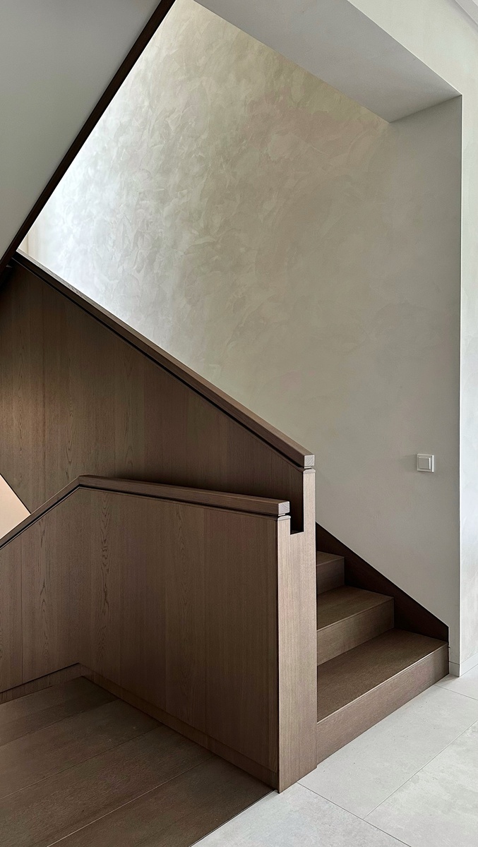 Лестница из шпона дуба 