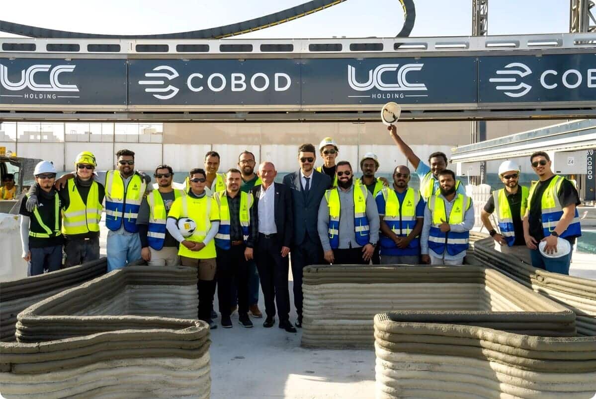    Строители и часть напечатанного на 3D-принтере здания / © COBOD