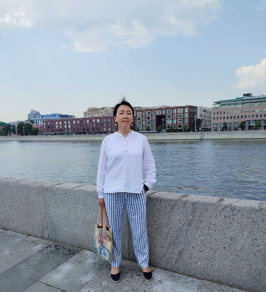 Сейчас от жары на работе спасает только выход к воде в обеденный перерыв.