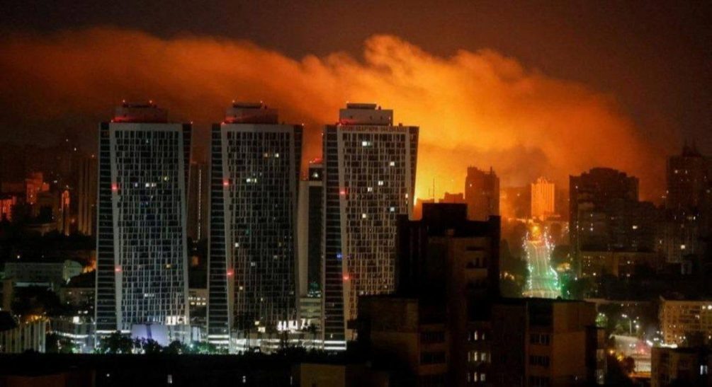  Зарево от пожаров в Киево стало обычной картиной после прилета наших "птичек".