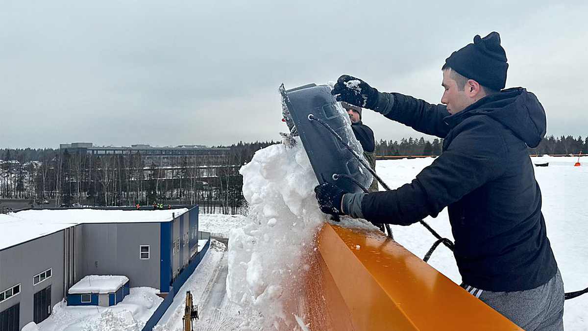 Очистка кровли от снега. Радумля.