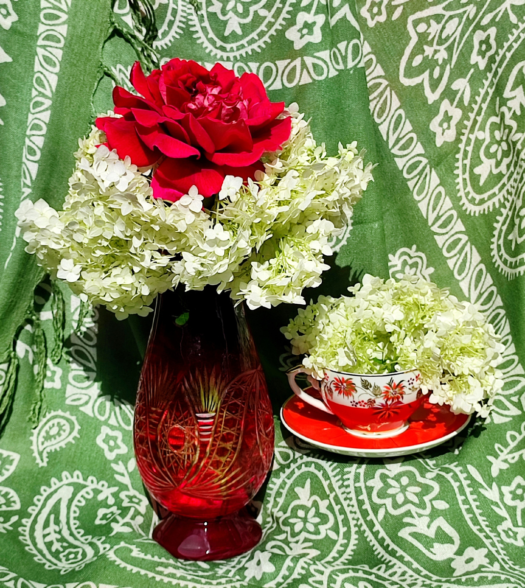 И тот же букет и та же композиция на зеленом фоне