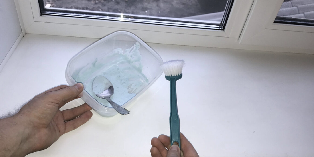 Лучший очиститель для подоконника от желтых пятен и клея из пемолюкса и белизны