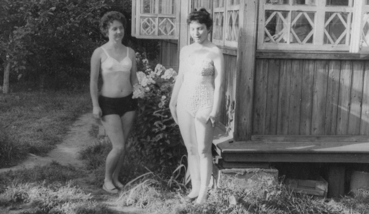 На даче девушки в купальниках