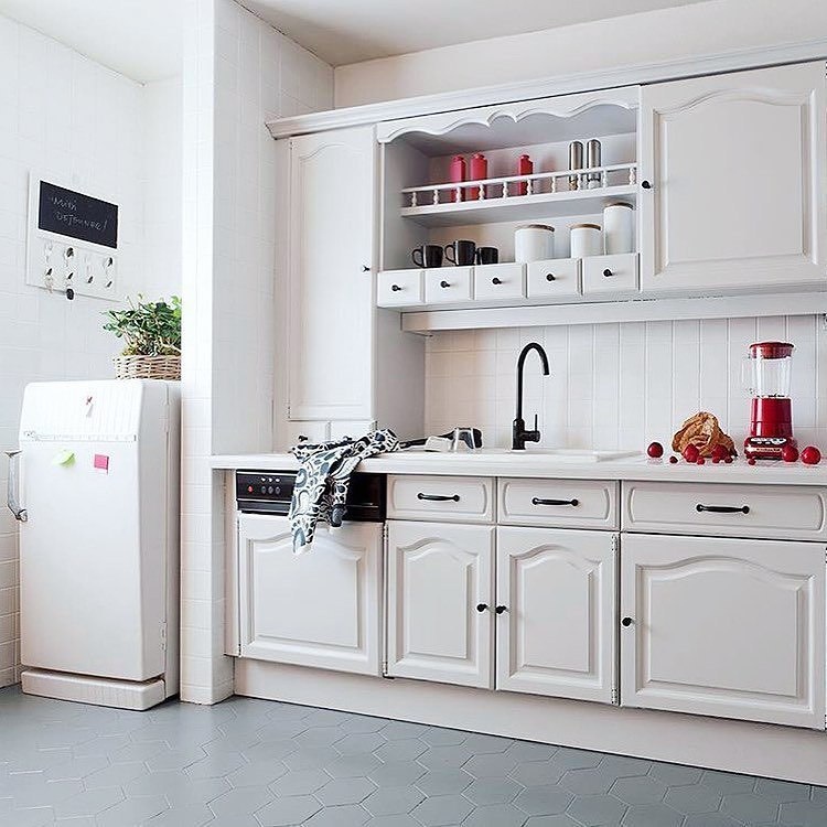 Кухня "ПОСЛЕ" редизайна с красками V33 Renovation Perfection