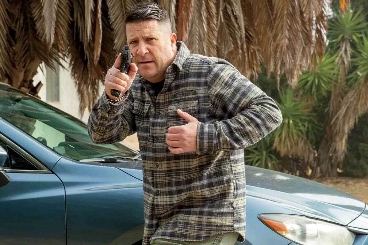 При беге с пистолетом расслабьте руку, которой не держите оружие, и контролируйте направление дула.