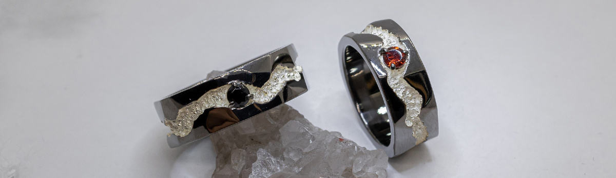 Обручальные кольца с гранатом и шпинелью «Танго»
