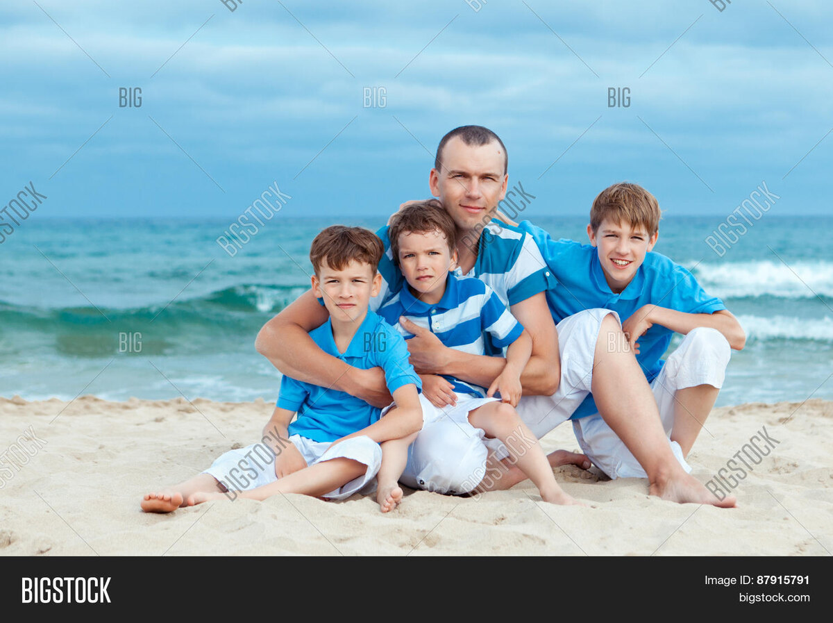 Фото из интернета. Алексей с сыновьями.