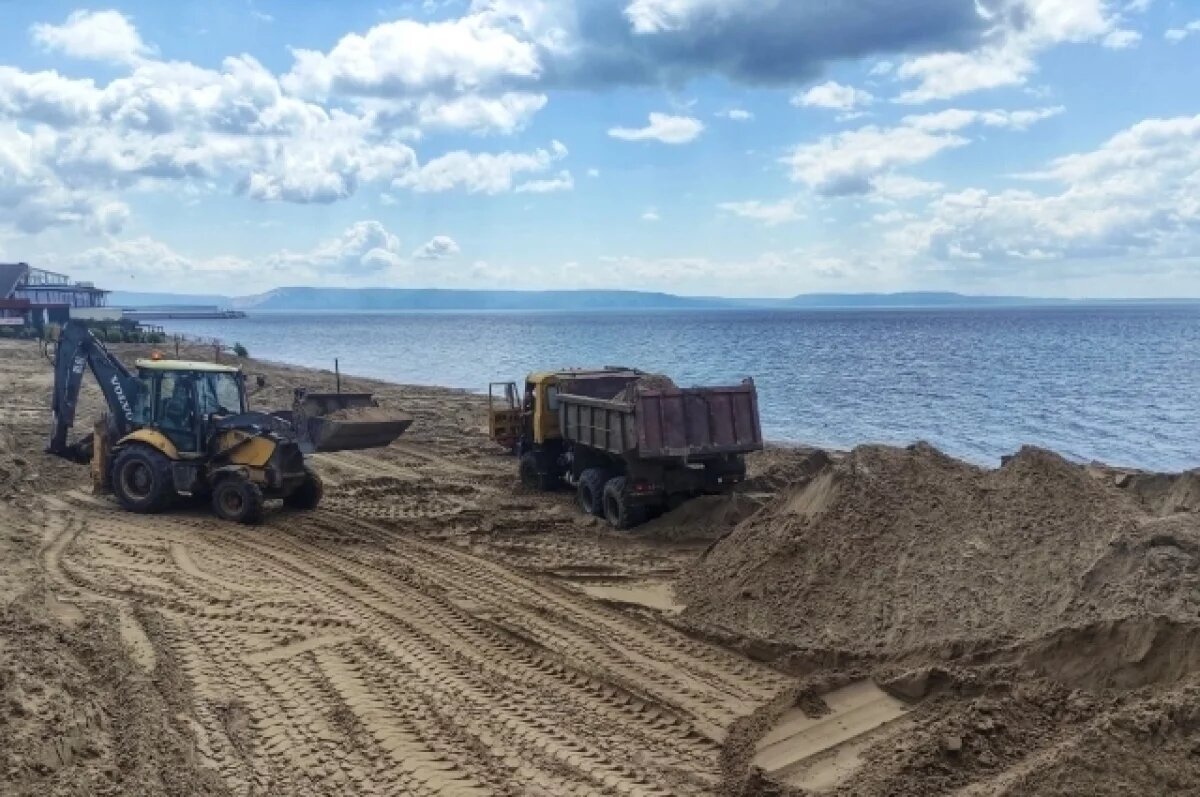    На новой набережной Тольятти обновляют песок