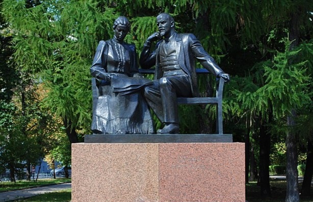 Единственный памятник Ленину и Крупской в Москве, где они вместе. Установлен 21 апреля 1989 года. Фото из открытых источников.