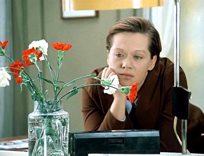 Кадр из фильма «Служебный роман» (1977)