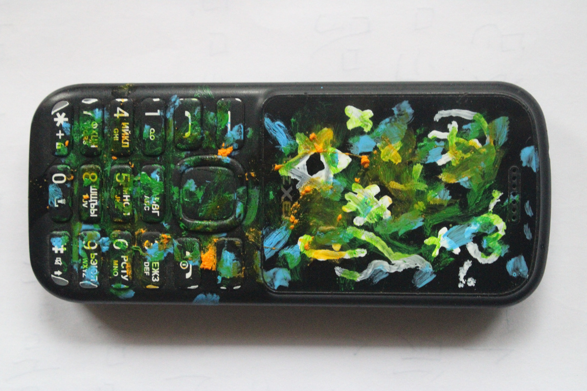 Тот самый телефон! Это я его краской измазал!