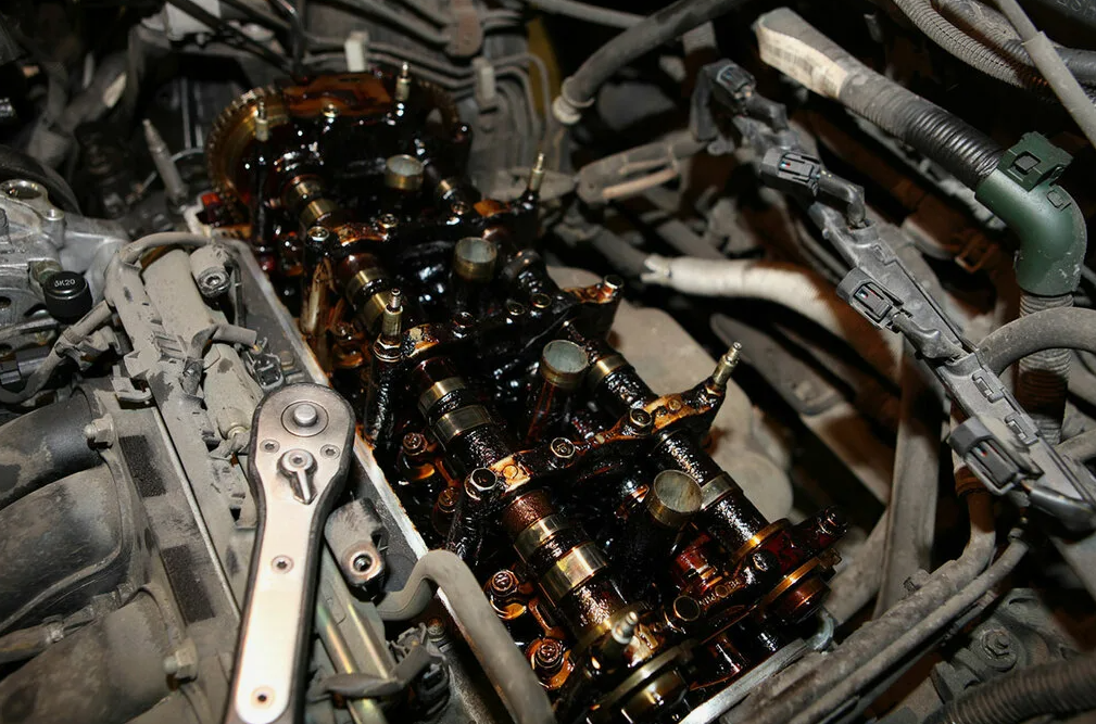 Отложения на трущихся деталях ухудшают смазку и ускоряют износ — особенно в турбированных дизелях
