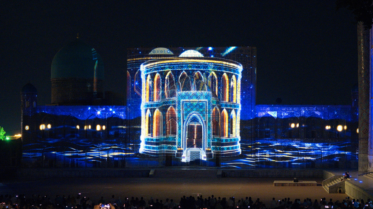 Лазерное шоу на площади Регистан в Самарканде