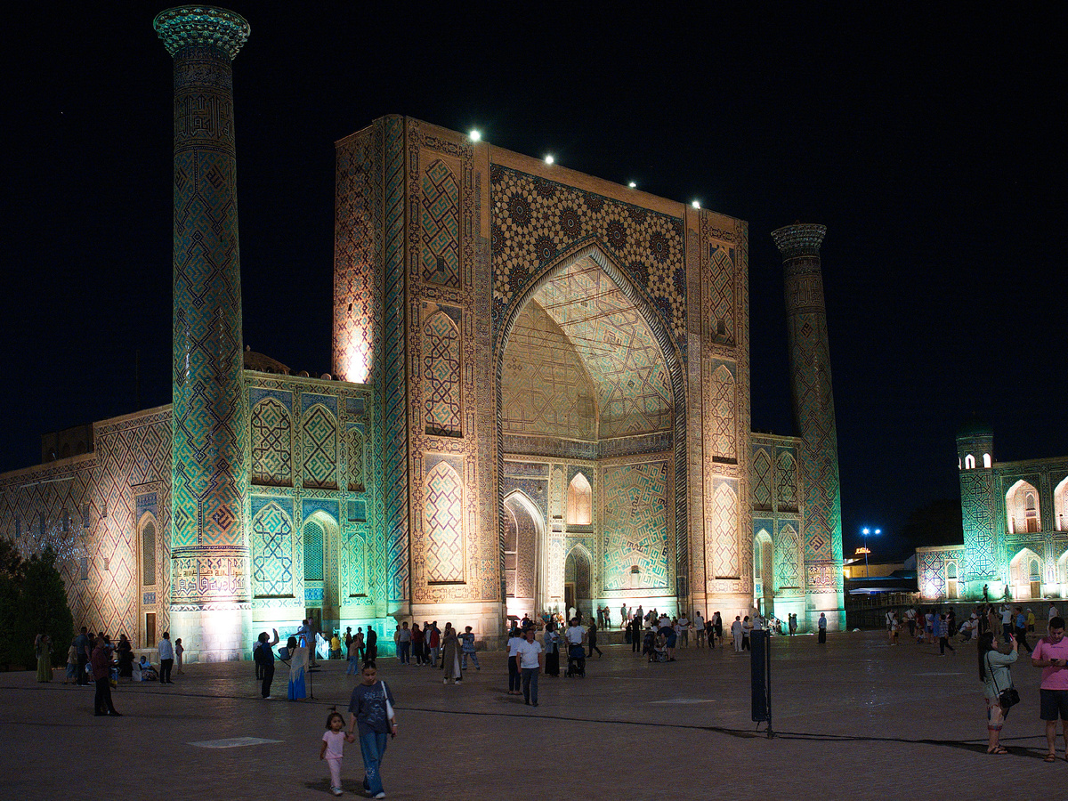Вечерняя подсветка Регистана: медресе Улугбека 