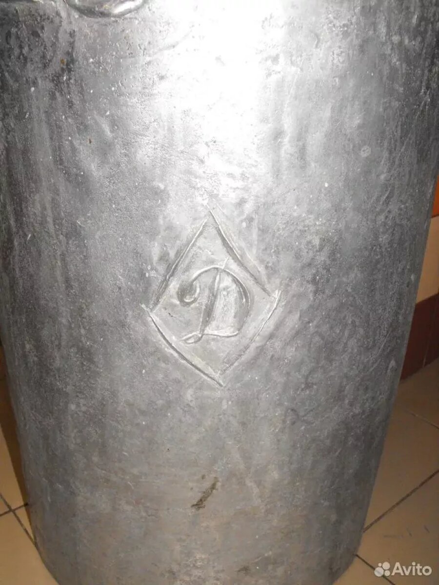    В Барнауле продают девушку с веслом. Источник: avito.ru