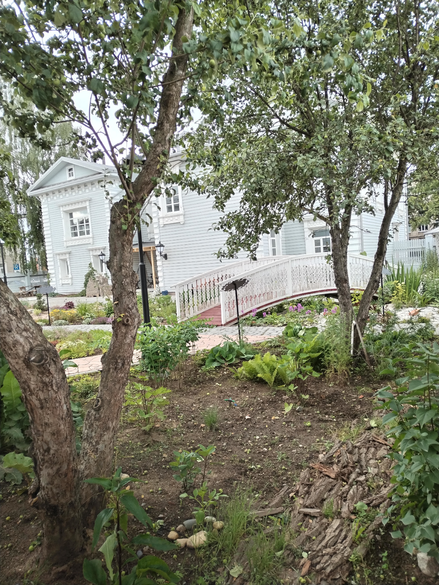 Здесь скоро будет гостевой дом. Как вам этот чудесный мостик?! 