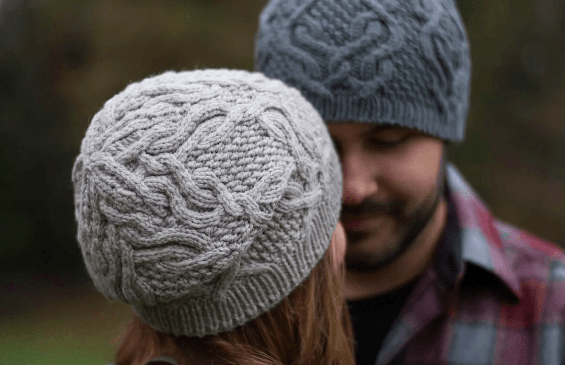 Вязаная шапка в технике араны подходит и мужчинам и женщинам